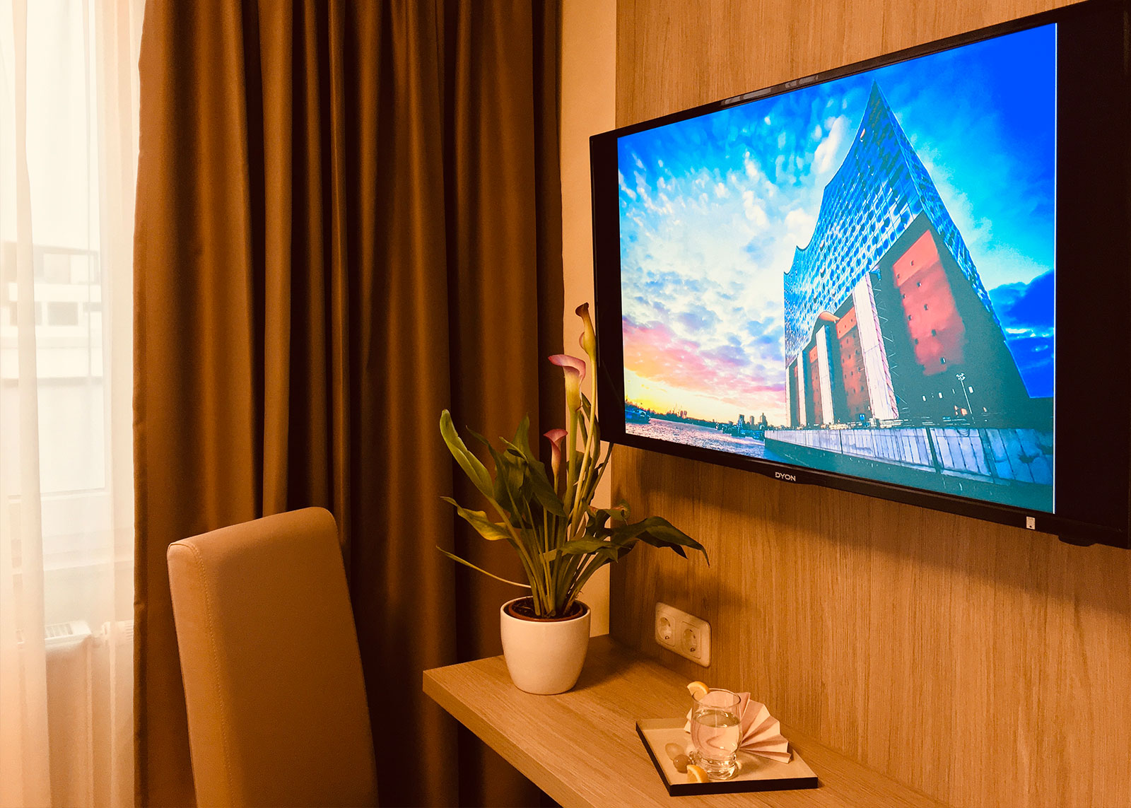 Hotel-Glinde-Zimmer-Einzelzimmer-TV-Moebel Hotel-Glinde-Zimmer-Einzelzimmer-TV-Moebel